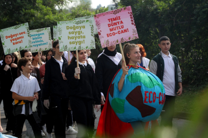 Sakarya'da gençler çöp ve pankartlarla Sapanca Gölü’nden çağrı yaptı