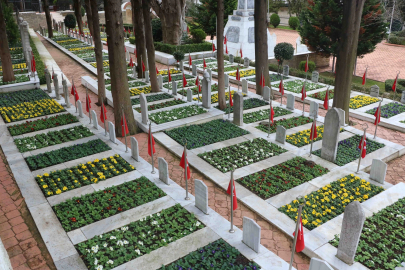 Şehitlikler, "18 Mart Çanakkale Zaferi" için hazırlandı